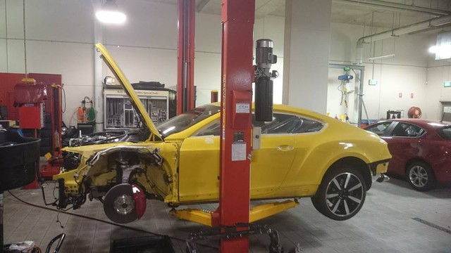 Chiếc Bentley Continental V8S màu vàng nằm trong xưởng dịch vụ ở Úc.