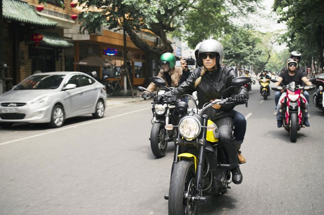 Laura Heidenreich dẫn đầu đoàn biker khi đi vào một thành phố tại Việt Nam.