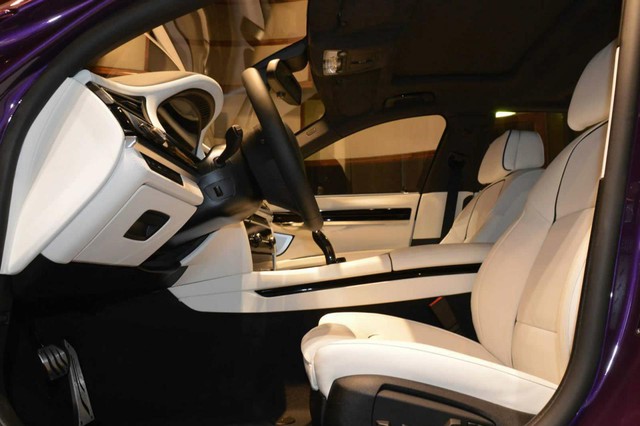 Nội thất bọc da màu trắng muốt sang trọng của chiếc BMW 760Li đắt hàng đầu thế giới.