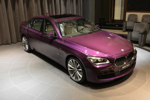 Chiếc 760Li màu tím chạng vạng tại đại lý BMW ở Abu Dhabi.