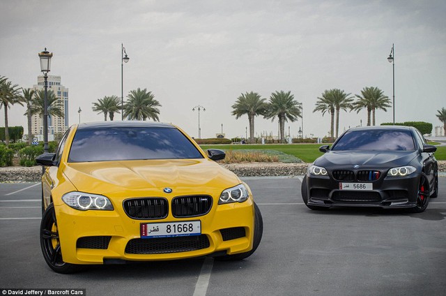 Cặp đôi BMW M5 màu vàng và đen cùng nhau khoe sắc trong nắng.