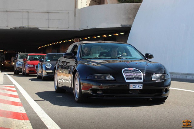 Chiếc siêu xe Bugatti EB112 cực hiếm lăn bánh trên đường phố Monaco.