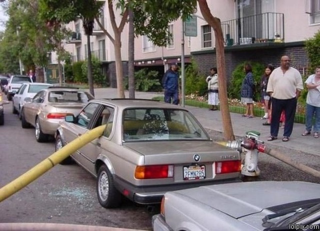 Đập vỡ kính cửa sổ của một chiếc BMW để luồn ống nước cứu hỏa qua. Tất nhiên, đây là giải pháp có thể thông cảm được trong trường hợp lực lượng cứu hỏa cần dập lửa.