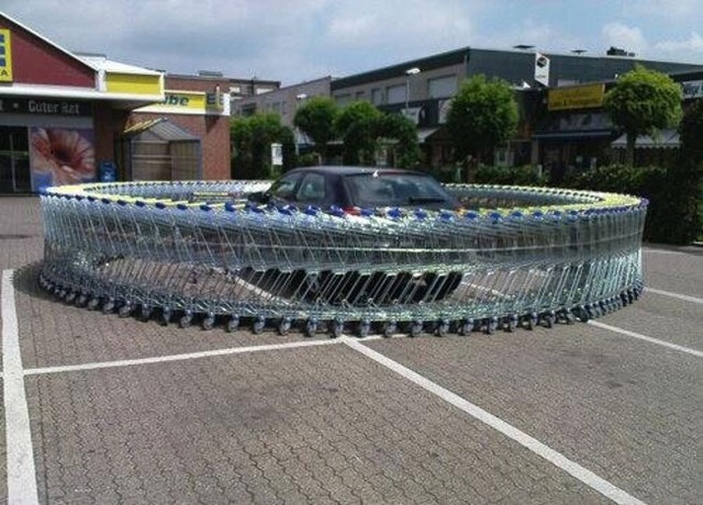 Những chiếc xe đẩy hàng của siêu thị được xếp thành hình tròn vây quanh chiếc ô tô đỗ sai chỗ.