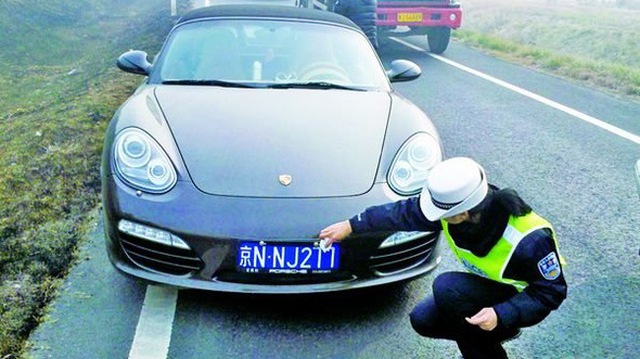 Cảnh sát lau kem đánh răng trên biển số xe Porsche.