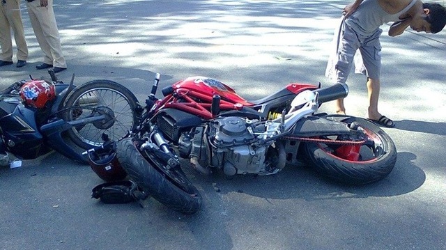 Tai nạn giữa Ducati Monster 795 và Yamaha Sirius tại Bình Dương vào tháng 11 năm 2014. Khiến người cầm lái chiếc Sirius tử vong.