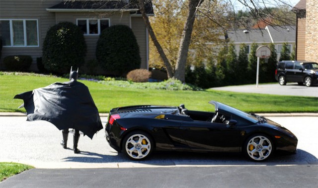 Ông Robinson mặc bộ cánh Người Dơi và lái siêu xe Lamborghini Gallardo.