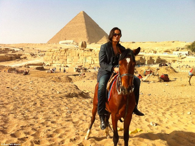Danny &quot;Lambo&quot; chụp ảnh bên kim tự tháp trong hành trình siêu xe đến Ai Cập.