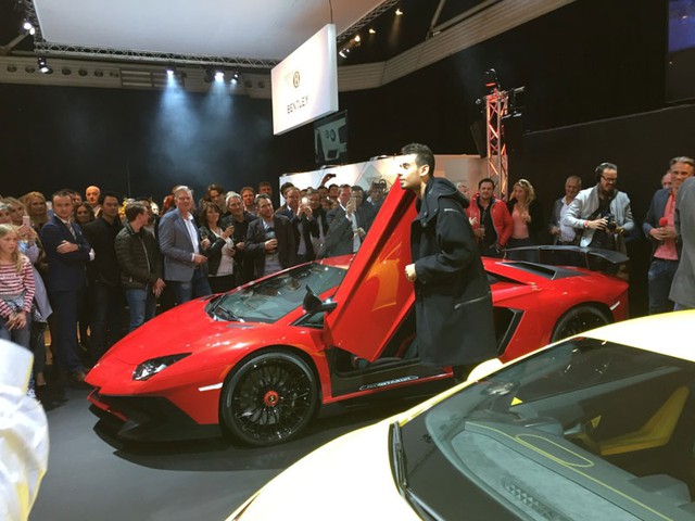 DJ Afrojack giới thiệu siêu xe Lamborghini Aventador SV trong triển lãm AutoRAI 2015.