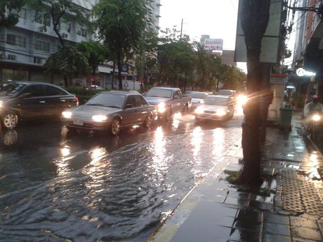 Từ sáng sớm, người dân Bangkok đã phải đối mặt với nước ngập.