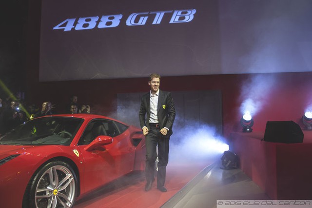 Tay đua Sebastien Vettel lái siêu xe Ferrari 488 GTB ra sân khấu.