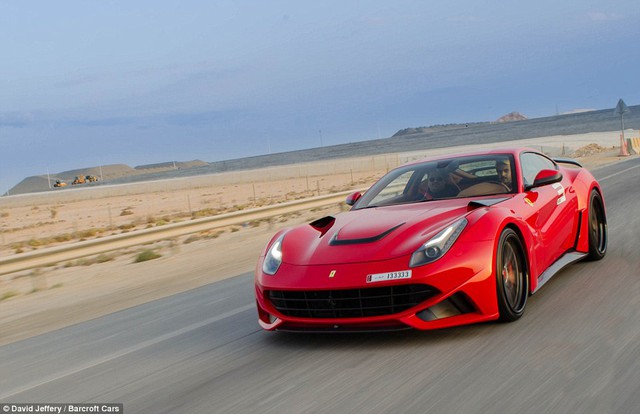 Những chiếc siêu xe như Ferrari F12 Berlinetta cũng không còn xa lạ trên đường phố Qatar.