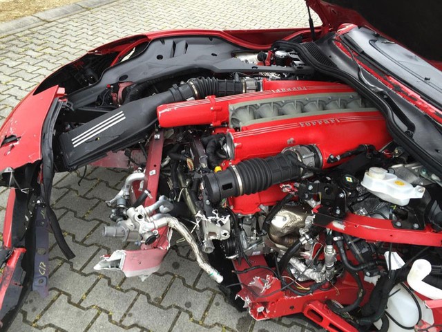 Tình trạng của chiếc siêu xe Ferrari F12 Berlinetta &quot;đồng nát&quot; được rao bán.