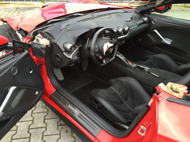 Nội thất không bị hư hỏng quá nặng của chiếc Ferrari F12 Berlinetta.