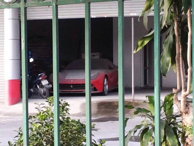 Hình ảnh chiếc Ferrari F12 Berlinetta nằm phủ bụi trong nhà kho xuất hiện trên mạng vào tháng 8/2014 ().