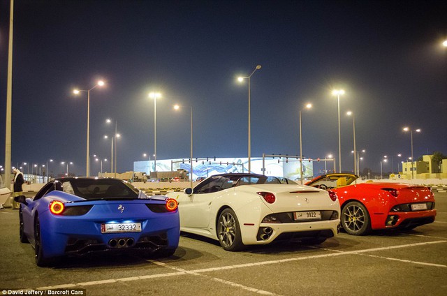 Bộ ba siêu xe Ferrari màu xanh, trắng và đỏ đỗ cạnh nhau trong một bãi đậu ôtô ở Qatar.