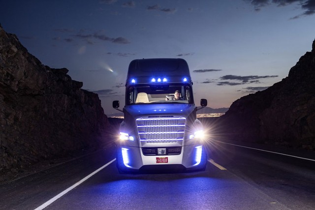 Hệ thống đèn trên Freightliner Inspiration sẽ chuyển sang màu xanh dương khi xe chạy ở chế độ tự hành.