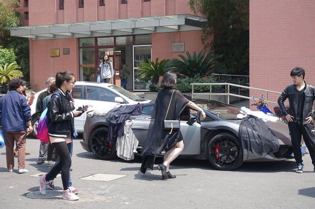 Các cô gái giăng quần áo lên chiếc siêu xe Lamborghini để bán.