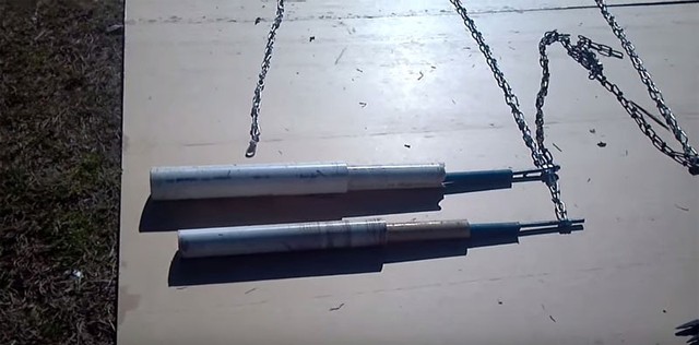 Các loại ống được lồng vào với nhau và nối với dây xích.