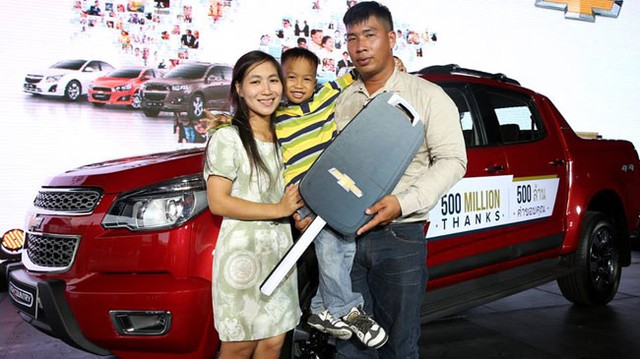 Gia đình anh nông dân Thái nhận chiếc Chevrolet Colorado miễn phí.