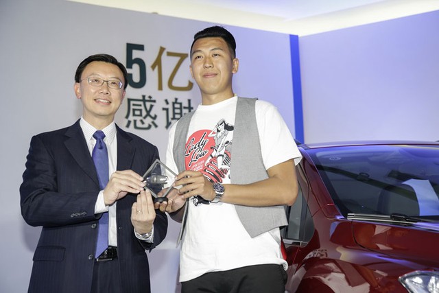 Doanh nhân trẻ Trung Quốc nhận chìa khóa chiếc Chevrolet Trax.