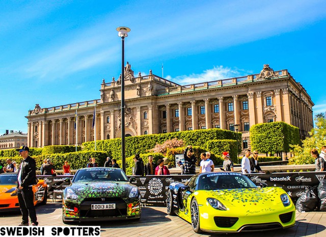 Siêu xe Porsche 918 Spyder sặc sỡ nằm cạnh Nissan GT-R.