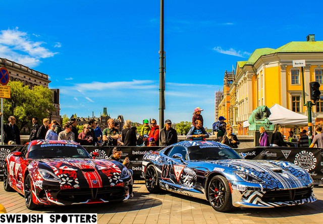 Cặp đôi Dodge Viper SRT được chuyển từ Mỹ sang Thụy Điển để tham gia ngày khởi động hành trình Gumball 3000 2015.