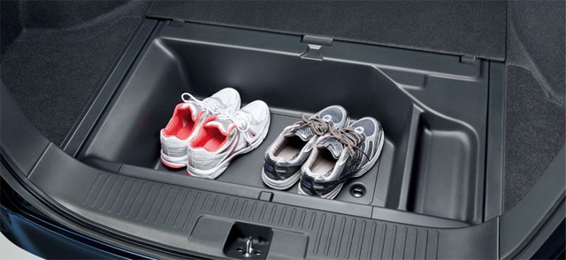 Hộc chứa đồ dưới sàn khoang hành lý để cất giày dép.