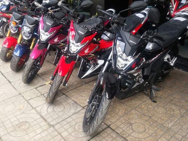 
3 chiếc Honda Sonic 150R tại một đại lý tư nhân ở Sài Gòn. Ảnh: Tinhte
