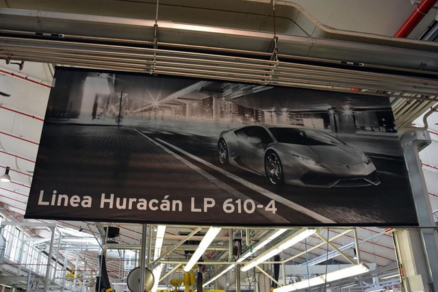 Tấm biển đặt trên dây chuyền lắp ráp Lamborghini Huracan.