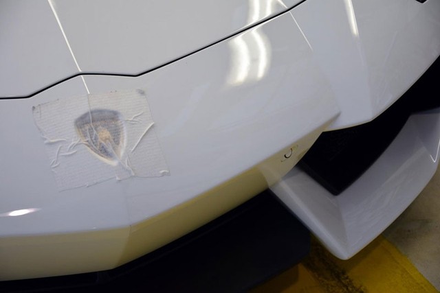 Một chiếc Lamborghini Aventador Roadster gần hoàn thiện.
