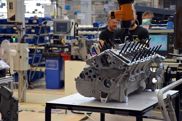 Công nhân chuẩn bị khoang động cơ của Lamborghini Aventador.