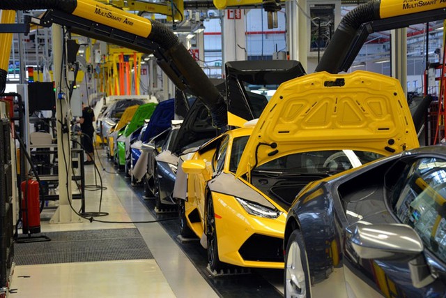 Một chiếc siêu xe Lamborghini gần hoàn thiện, chuẩn bị tham gia vào 3 vòng thử nghiệm cuối cùng.