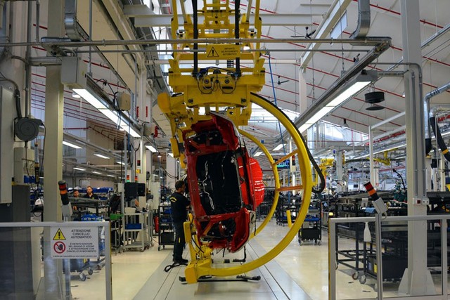 Nhà máy của Lamborghini có 2 rô-bốt, một để thả thân vỏ vào dây chuyền sản xuất và 1 để lật xe, giúp các công nhân tiếp cận gầm xe.