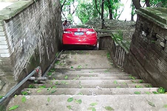 Chiếc xe Honda màu đỏ bị kẹt lại ở cầu thang.