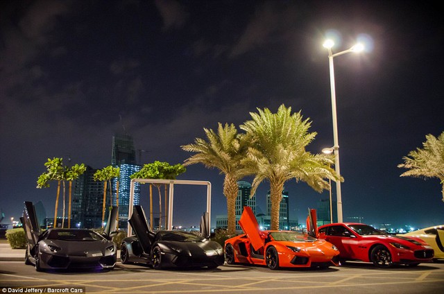 Bộ ba siêu xe Lamborghini Aventador nằm bên cạnh xế sang Maserati Quattroporte trong một bãi đậu ôtô tại Qatar.
