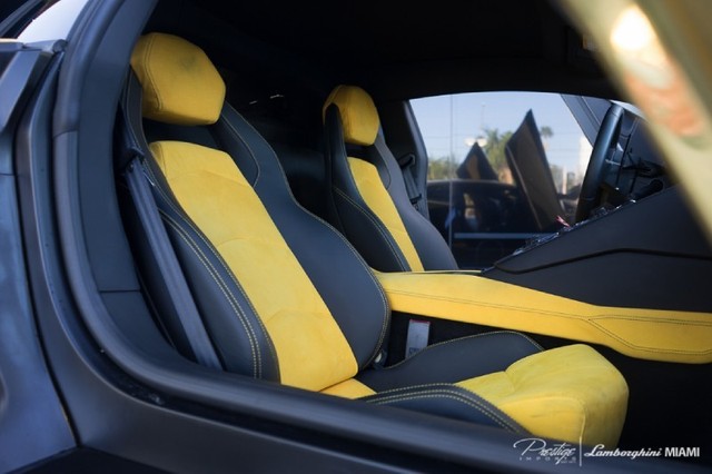Nội thất màu vàng đen của chiếc Lamborghini Aventador.