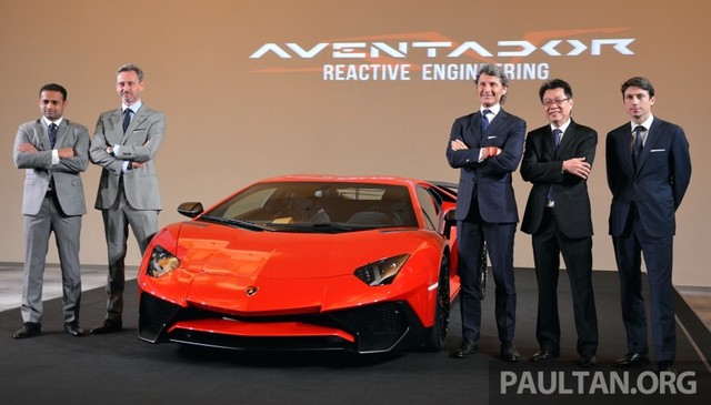 Ông Stephan Winkelmann có mặt trong buổi giới thiệu siêu xe Lamborghini Aventador SV tại Singapore.