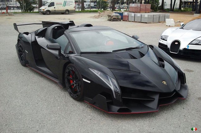 Chiếc siêu xe Lamborghini Veneno Roadster nằm cạnh &quot;ông hoàng tốc độ&quot; Bugatti Veyron.