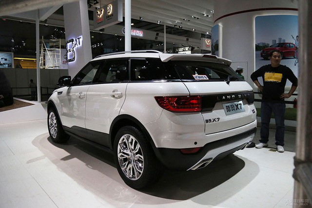 Landwind X7 với kiểu dáng giống hệt Range Rover Evoque được trưng bày trong triển lãm Thượng Hải 2015.