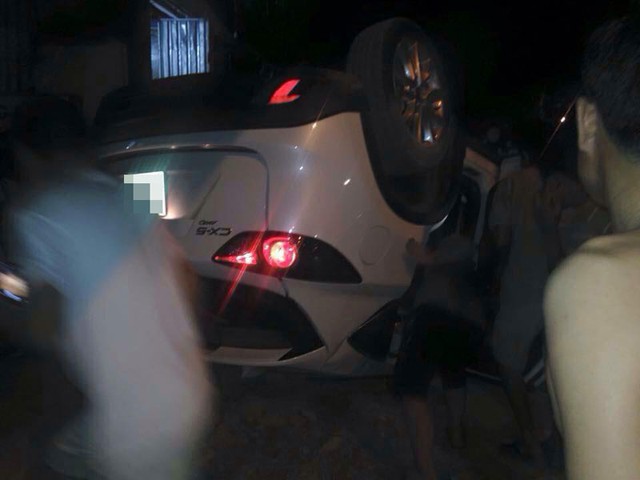 Mazda CX-5 bị lật tại hiện trường vụ tai nạn. Ảnh: Beat.vn