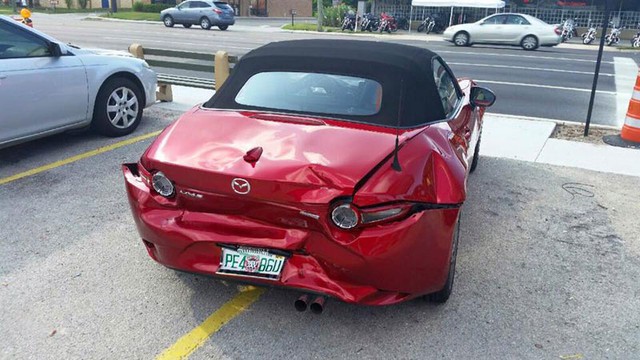Chiếc Mazda MX-5 Launch Edition 2016 mới toanh gặp tai nạn đáng tiếc.