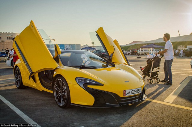 Một chiếc siêu xe McLaren P1 màu vàng Volcano Yellow rực rỡ cũng không khiến hai bố con người Qatar chú ý. Có lẽ họ đã quá quen với hình ảnh những chiếc siêu xe đắt tiền như thế tại đất nước mình.