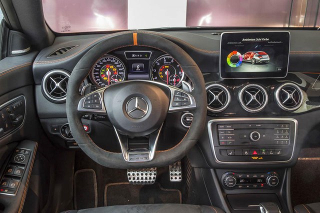 Nội thất của Mercedes-Benz CLA 45 AMG Shooting Brake OrangeArt Edition.