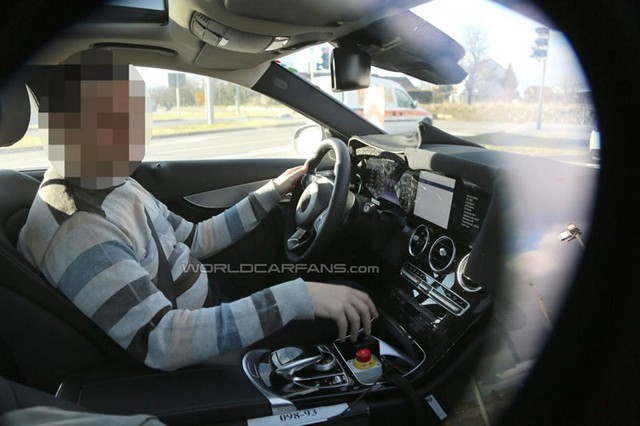 Bảng táp-lô kỹ thuật số trong chiếc Mercedes-Benz C-Class bí ẩn trên đường thử.