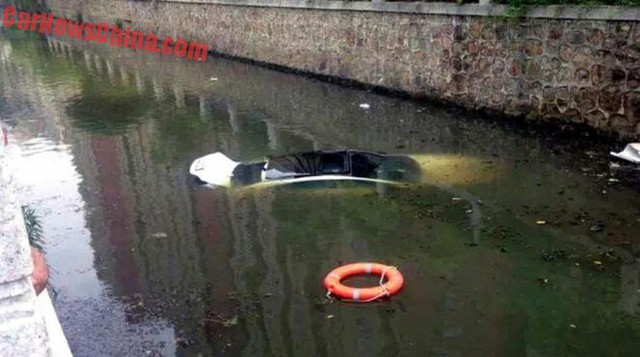 Chiếc xe sang Mercedes-Benz CLS chìm nghỉm dưới kênh nước.