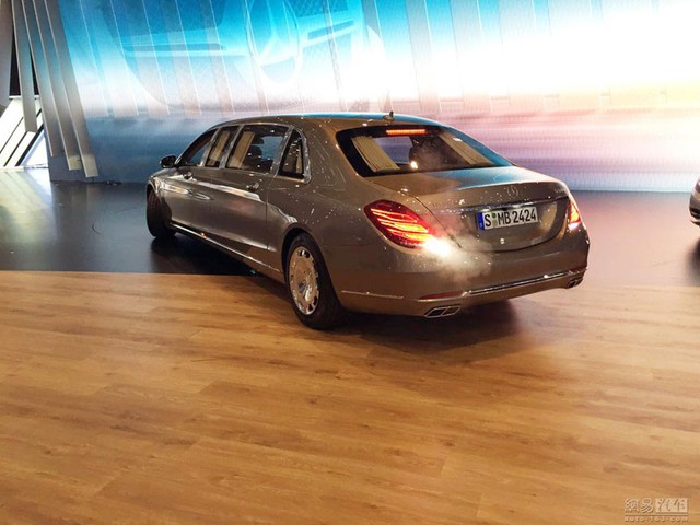 Mercedes-Maybach S600 Pullman chiếm khá nhiều diện tích trong gian trưng bày tại triển lãm Geneva 2015.