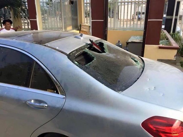 Kính chắn gió sau của chiếc Mercedes-Benz S400 bị thủng vài chỗ vì gạch đá (Ảnh: Facebook/Siêu Xe Đặt Chân Lên Đất Quảng Ninh).