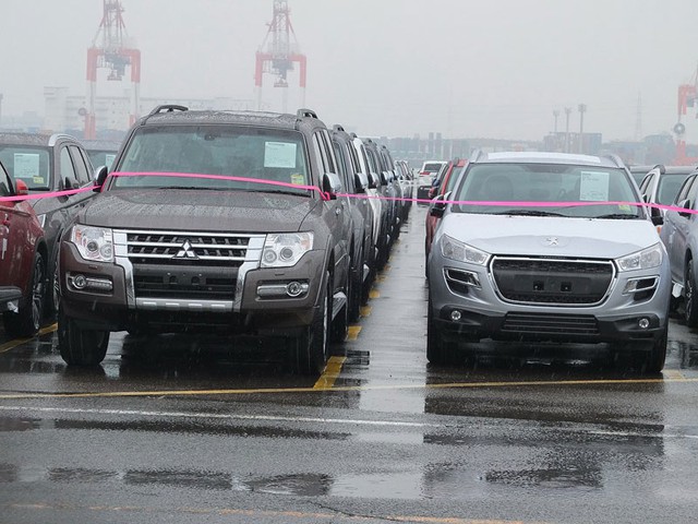 Trong lô xe Mitsubishi tại cảng Nhật Bản, có cả Pajero phiên bản mới.