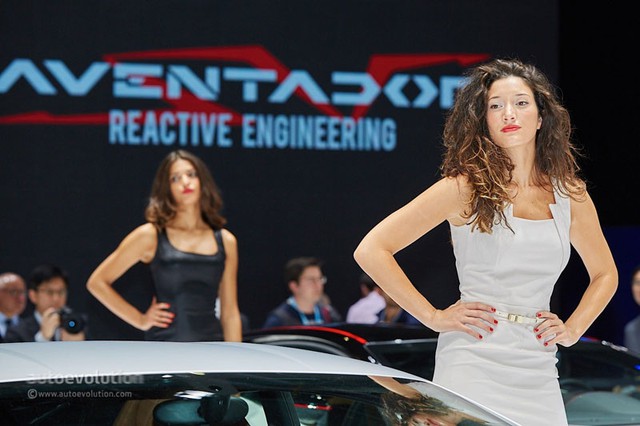 Người mẫu tại gian trưng bày xe của Lamborghini.